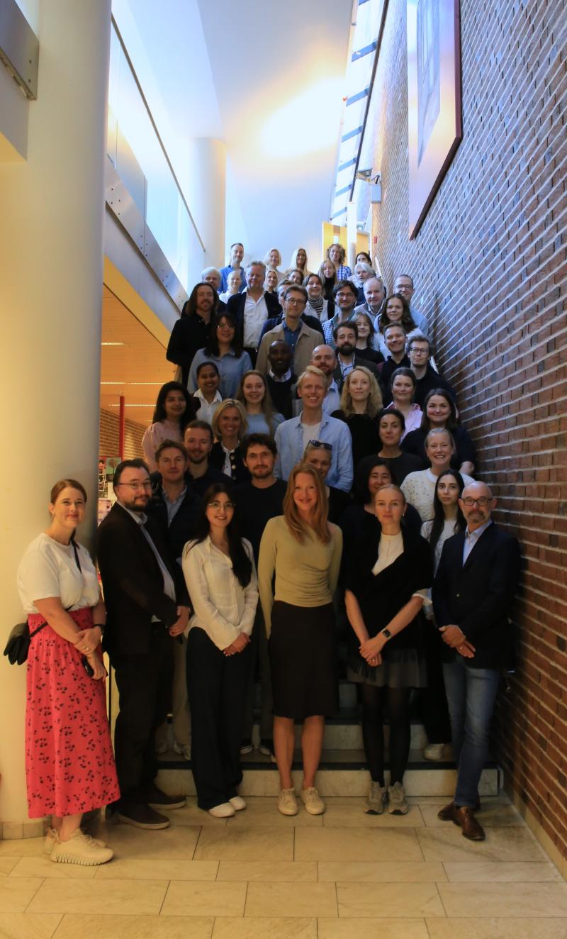 Gruppebilde av stipendiatene på trappetrinn. 